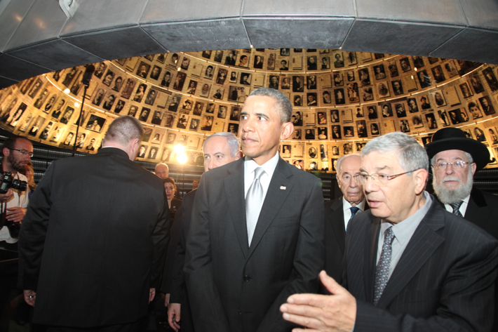 יו"ר יד ושם אבנר שלו מלווה את הנשיא ברק אובמה ביציאה מהיכל השמות